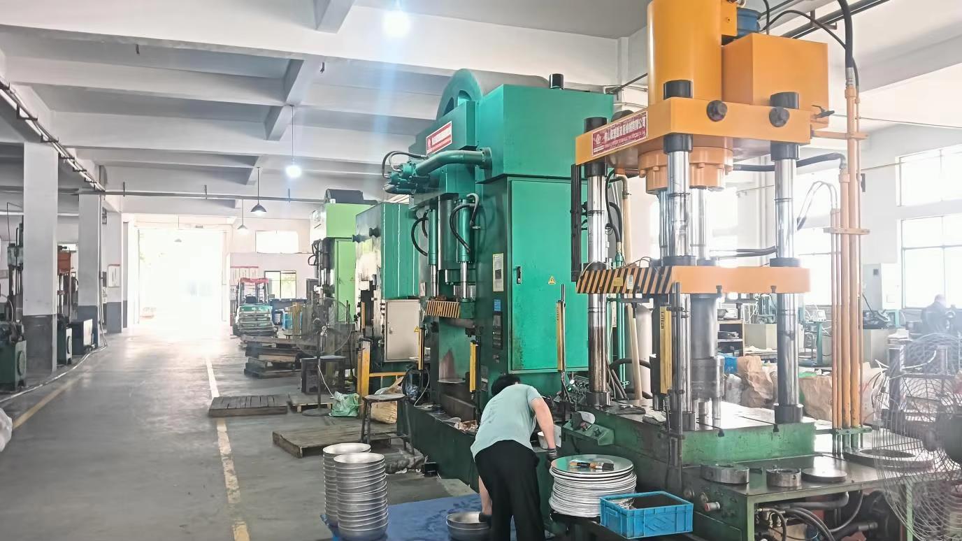Hydraulic pressing machine forming aluminum cookware bodies
